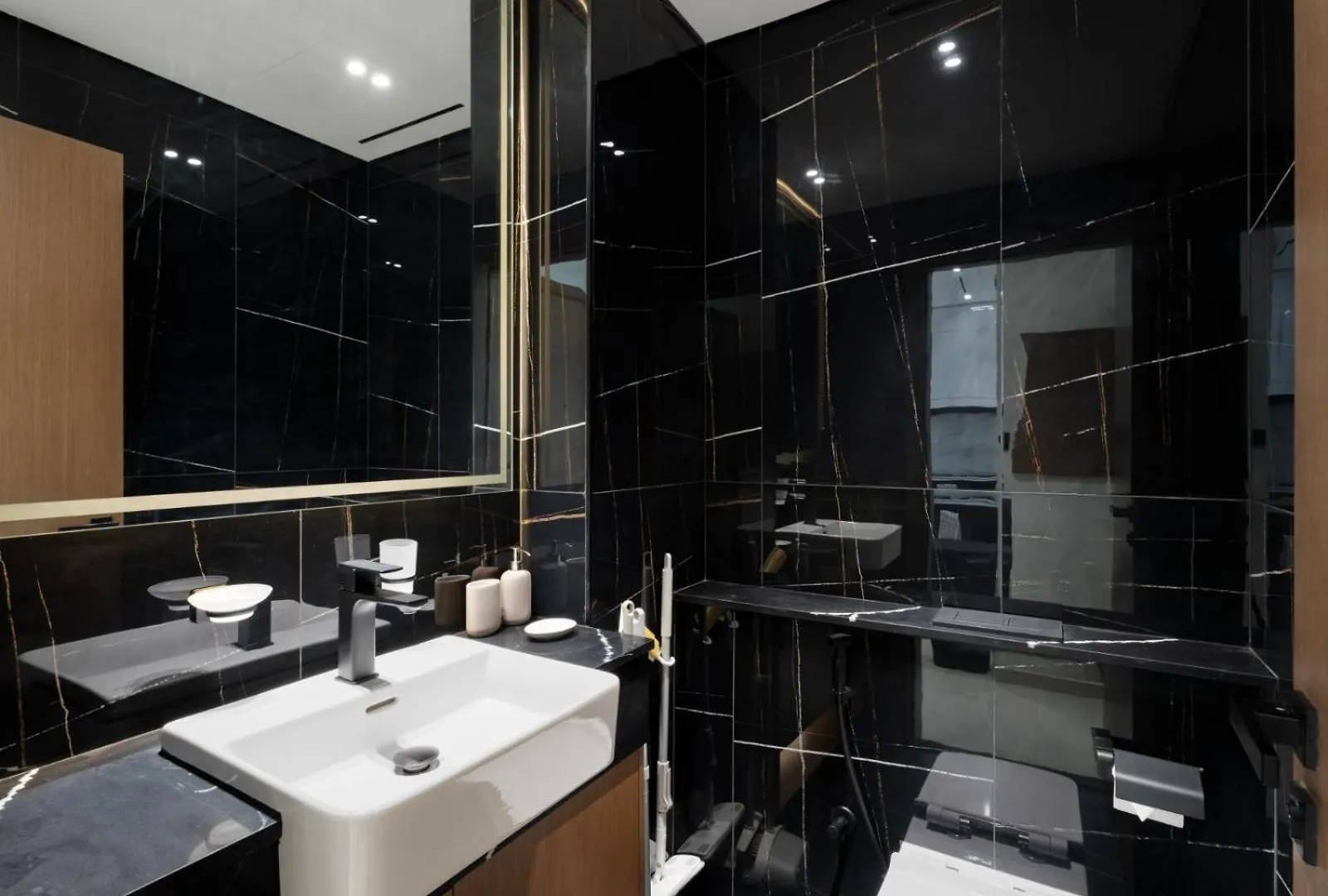 Luxe Escape - Stylish 1Br In Binghatti Venus-05 Dubai