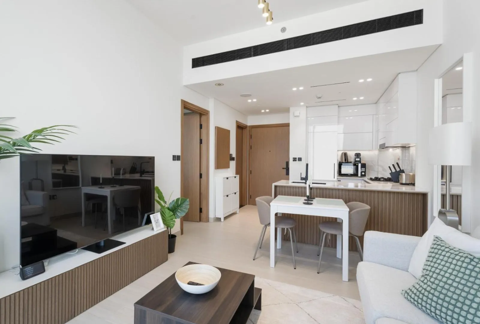 Luxe Escape - Stylish 1Br In Binghatti Venus-05 Dubai Apartment
