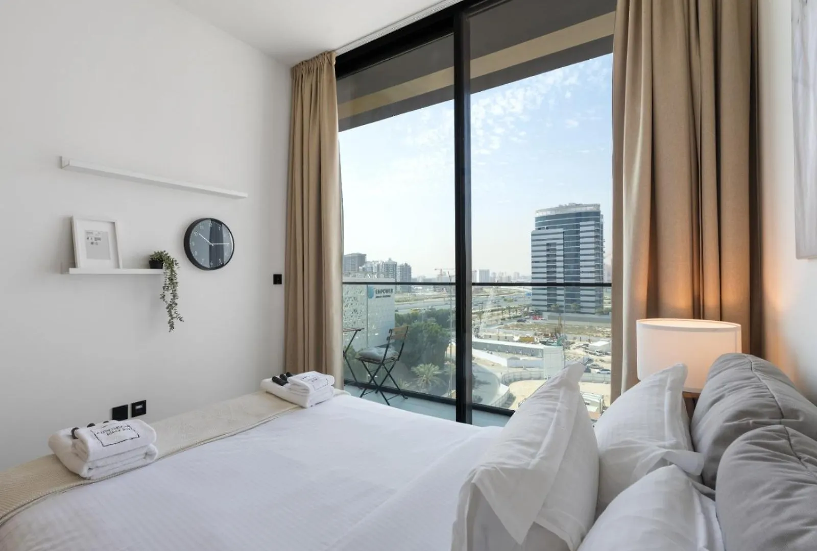 Lägenhet Luxe Escape - Stylish 1Br In Binghatti Venus-05 Dubai
